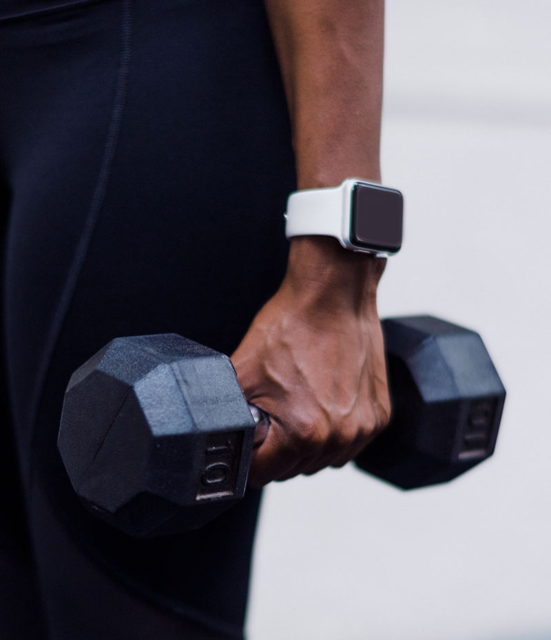 Personal trainer a Lugano con allenamento con manubri