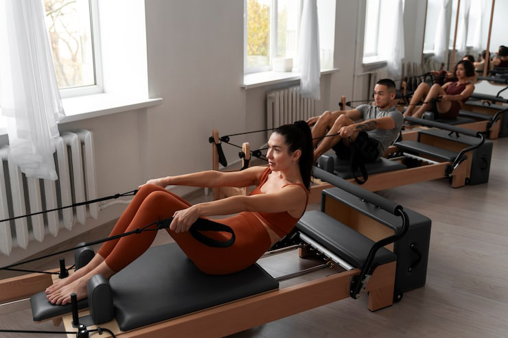 Donna durante una lezione di Pilates Reformer a Lugano con macchinario professionale